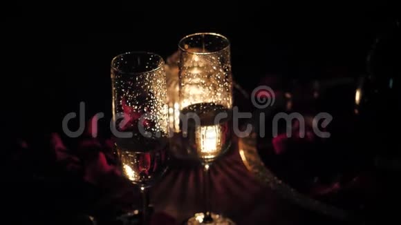 香槟酒杯燃烧的蜡烛玫瑰花瓣视频的预览图