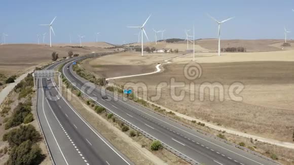 风力涡轮机在道路上运动视频的预览图