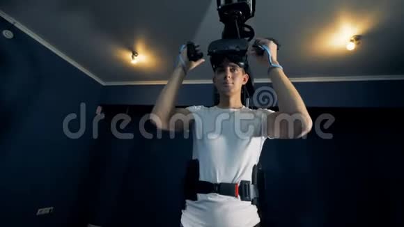 年轻玩家用VR设备控制机器人关闭视频的预览图