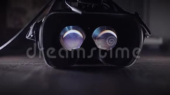 沉浸在虚拟现实中概念带发光镜片的VR头盔视频的预览图