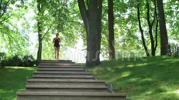 夏季公园户外健身时从楼梯上跑下来的健身模型视频的预览图