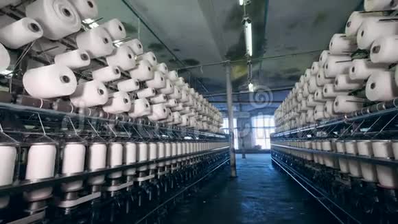 服装厂有很多缝纫线轴纺织厂设备视频的预览图