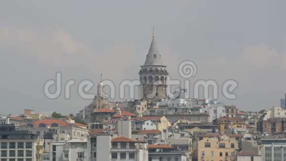 土耳其伊斯坦布尔2019年6月11日2019年6月11日从水边看到加拉塔的伊斯坦布尔景色埃米诺努那边视频的预览图