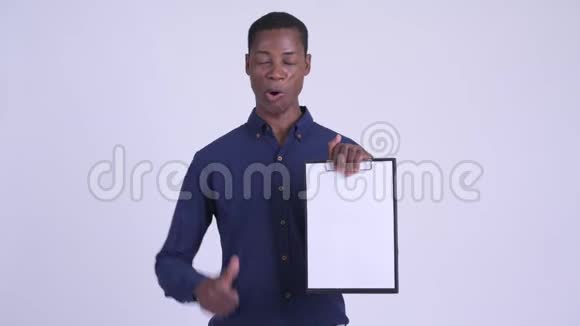 年轻快乐的非洲商人在展示剪贴板时竖起大拇指视频的预览图