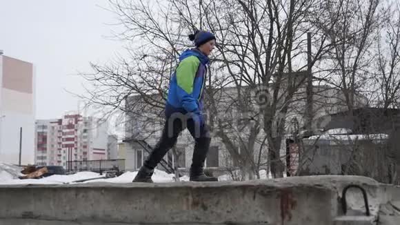 青少年在冬天从一个高度跳跃视频的预览图