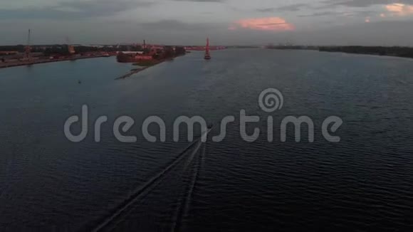 港口河港的鸟瞰从上面生动的日落或日出与美丽的茶色和橙色美丽的景观视频的预览图