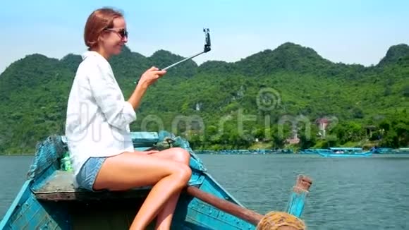 金发女子在船上自驾游过山岗视频的预览图