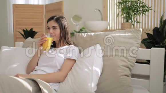 微笑的女孩喝橙汁视频的预览图