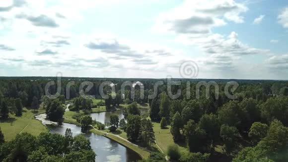 空中无人机射向巴甫洛夫斯克公园的巴甫洛夫斯克宫它建在俄罗斯斯拉夫扬卡河的一个拐弯处在4KUHD拍摄视频的预览图
