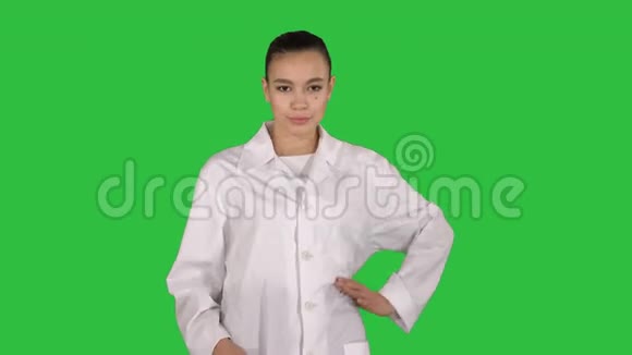 女医生像绿色屏幕上的时尚模特一样走路Chroma键视频的预览图