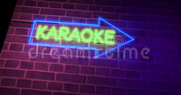 卡拉OK霓虹灯在酒吧或开放式麦克风设施上方发光视频的预览图