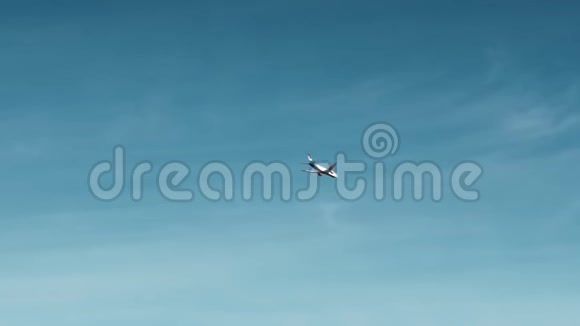 在晴朗无云的日子里未被识别的飞机在蓝天上飞行度假飞行和旅游的概念慢慢视频的预览图