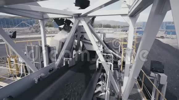 煤炭传送器怪物机器船码头视频的预览图