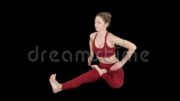 年轻有魅力的女性练习瑜伽坐在头部到膝前弯曲锻炼JanuSirsasana姿势阿尔法视频的预览图