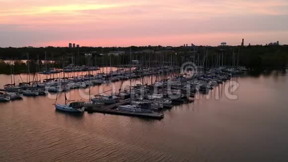 安大略湖海湾游艇俱乐部码头的全高清视频视频的预览图