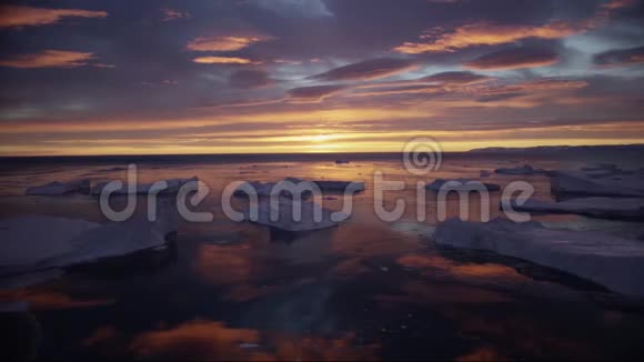 格陵兰冰峡湾午夜太阳日落日出在地平线上空中无人机拍摄冰的录像Ilulissat视频的预览图
