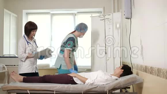 护士正在给病人静脉注射视频的预览图