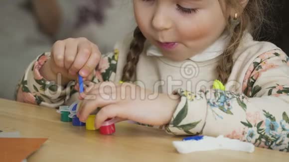 可爱的画着颜料的小女孩视频的预览图