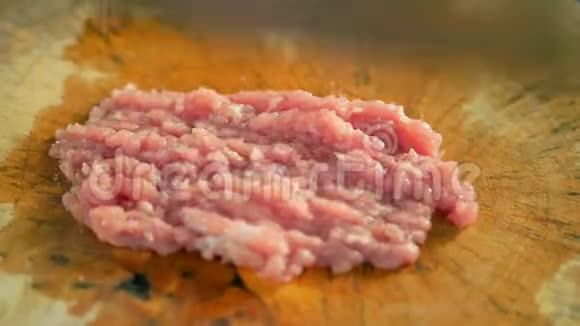 手工女厨师用刀切肉视频的预览图