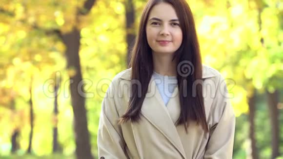 秋天在树林里树下休息的一位时髦的美女肖像视频的预览图