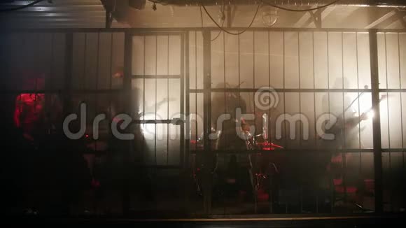 在牢房里异常场景中的摇滚乐队表演视频的预览图