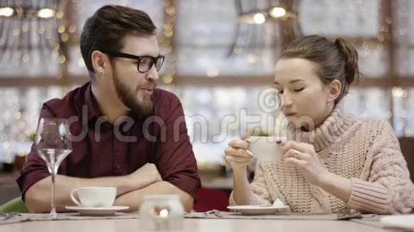 一对夫妇在餐厅吃饭喝咖啡视频的预览图