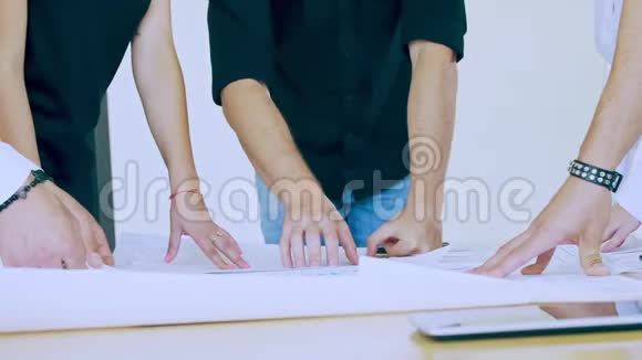 员工的手放在桌子上桌上有项目的游戏图形手的模糊图像产生一种运动效果视频的预览图
