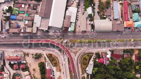 从泰国鸟瞰绿色种植园穿过农村地区高速公路视频的预览图