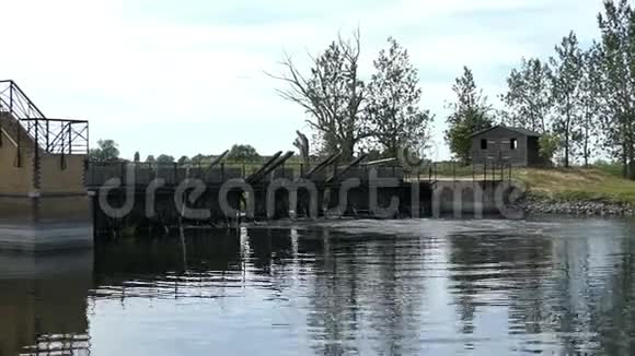德国哈维尔州Guelpe村旁边的哈维尔河的历史针刺堰视频的预览图