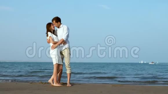 浪漫的情侣在海边接吻视频的预览图