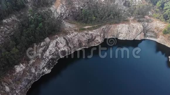 闭坑黑湖环抱大悬崖峭壁用无人机拍摄视频的预览图