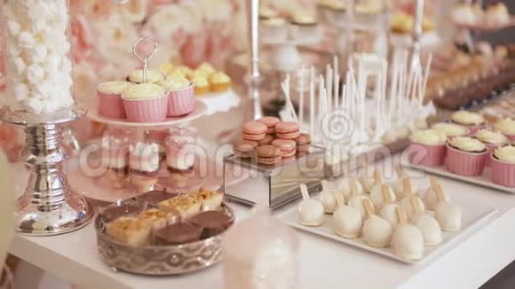 可爱的糖果棒和各种蛋糕和糖果结婚糖果棒视频的预览图
