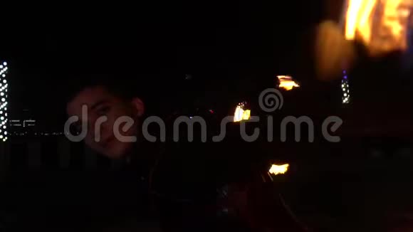 穿着戏服的人把燃烧着的工作人员从他背上滚起来表演火关门视频的预览图