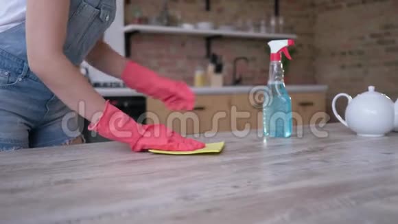 专业的女佣清洁餐桌为季节性清洁年底在家厨房视频的预览图