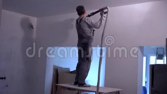 专业工人用砂纸打磨天花板视频的预览图