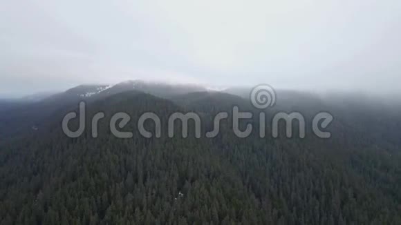 阿拉斯加冬季的云飞行视频的预览图