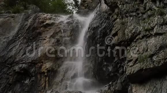 小瀑布来自低山的山河强大的溪流流过石头4K视频的预览图