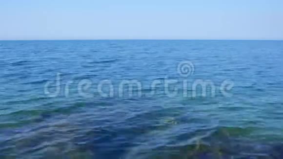 蔚蓝清澈的海水水面与天空侧视视频的预览图
