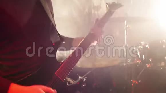 吉他手在摇滚乐队音乐会上扮演自己的角色视频的预览图