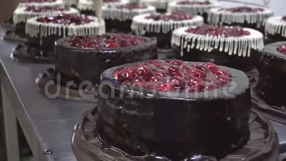 饼干派带水果和浆果的海绵蛋糕是用白色巧克力装饰的顶部手工制造视频的预览图