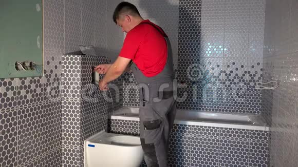 工人从厕所冲洗器管道中取水视频的预览图