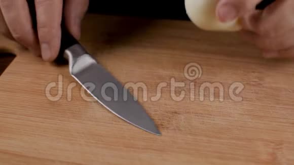 人用刀在木板上切蛋视频的预览图