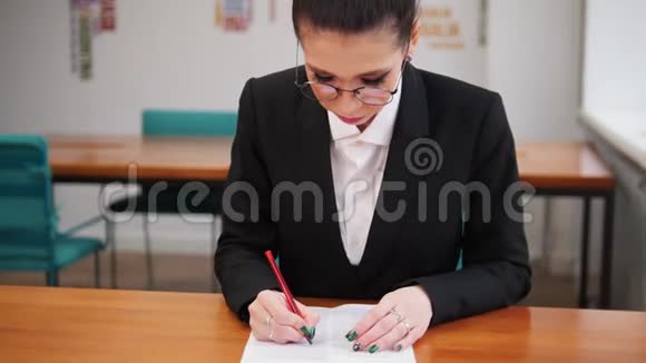 商业概念一个女人坐在桌子旁把文件装满视频的预览图