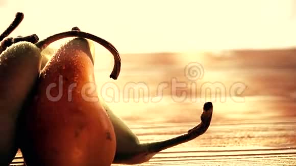 木制桌子上湿熟的梨子视频的预览图