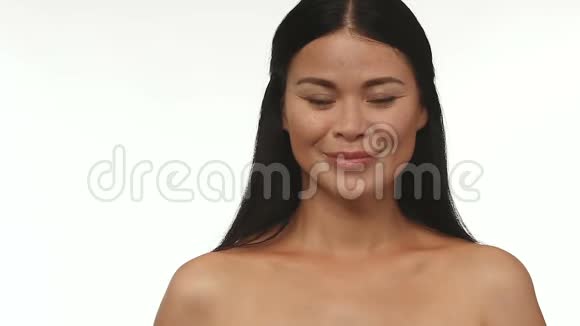 女人在指尖上拿着隐形眼镜显示拇指向上视频的预览图