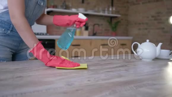 女手戴手套用抹布轻轻擦拭桌子不会沾灰尘厨房也会沾清洁剂视频的预览图