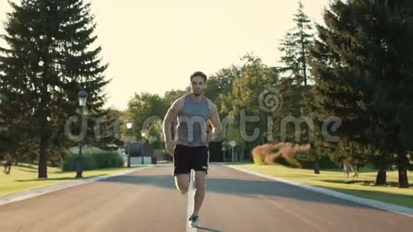 男跑运动员训练在公园跑马拉松体育男子户外运动视频的预览图