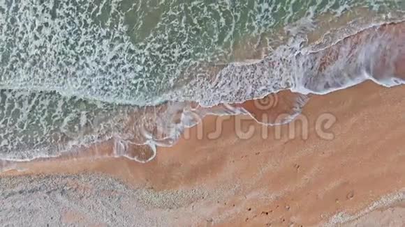 2019年9月AZOV海背景在贝壳海岸和海浪期间从贝壳海岸和海面冲浪视频的预览图