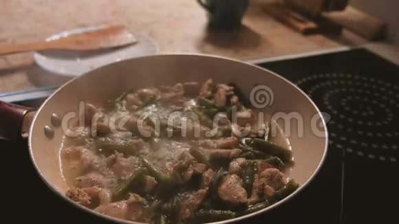 在锅上用豆子煮小鸡视频的预览图