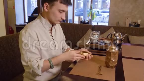 在中国传统的茶道中茶师闻茶叶概况视图视频的预览图